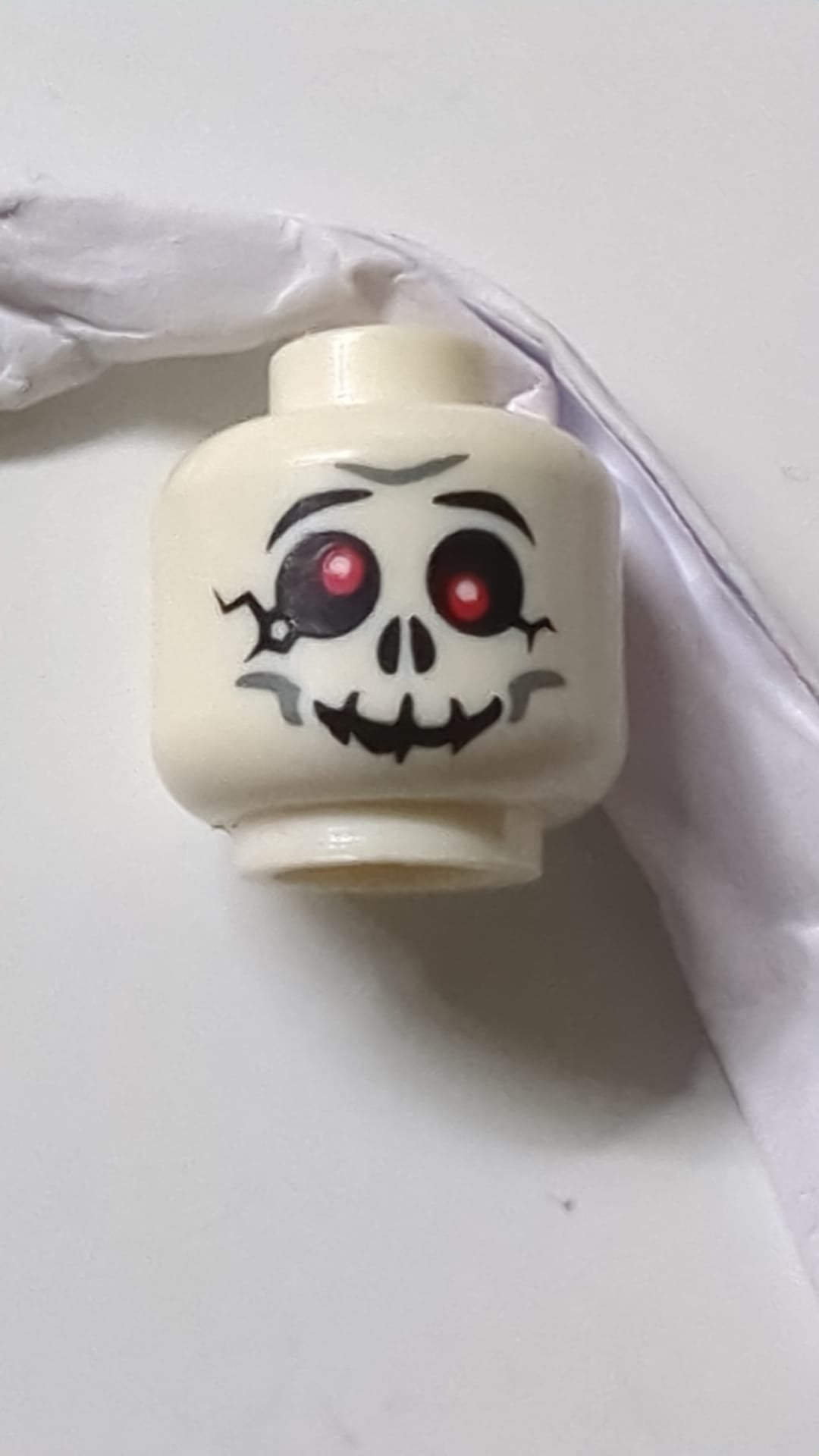 Minifigur, Schädelkopf, schwarze Augenbrauen und Risse, rote Augen, hellblaugraue Wangenfalten, Grinsen weiß