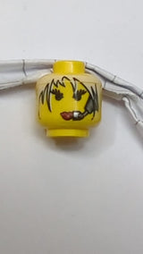 Minifigur, weiblicher Kopf mit roten Lippen, weißem Haar und Headset-Muster gelb