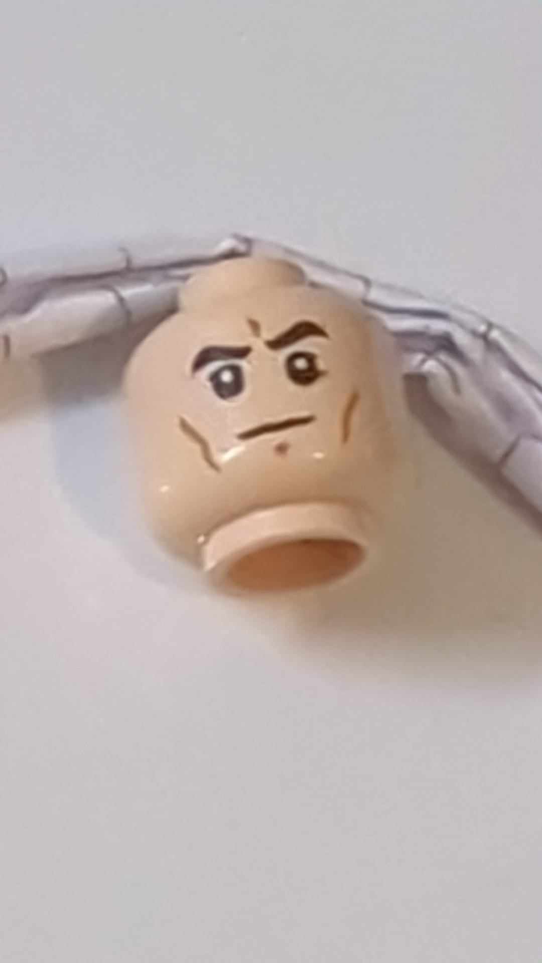 Minifigur, Kopf: Schwarze Augenbrauen, Wangenfalten, Weiße Pupillen, Stirnrunzeln hellnougat (fleischfarben)