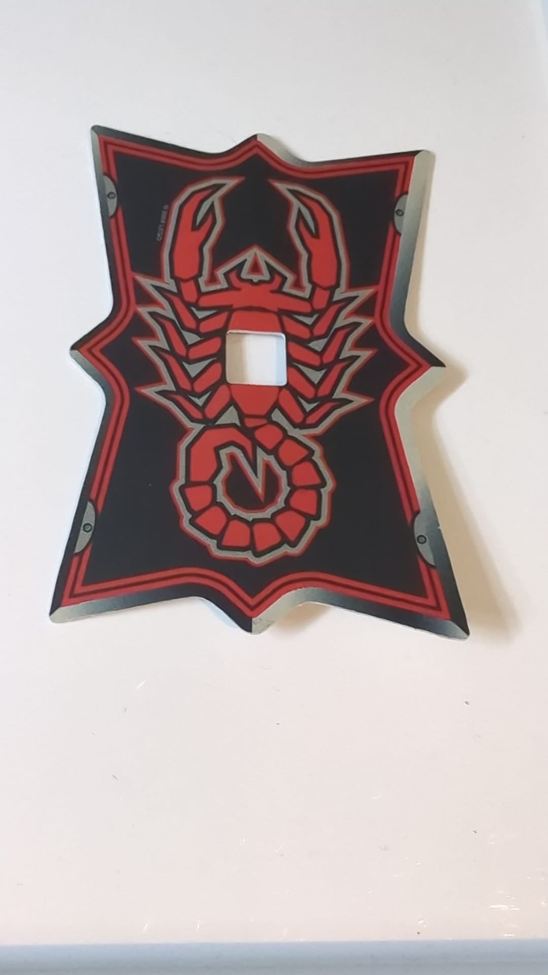 Kunststoffschild für große Figuren mit Knights Kingdom Vladek Scorpion-Muster