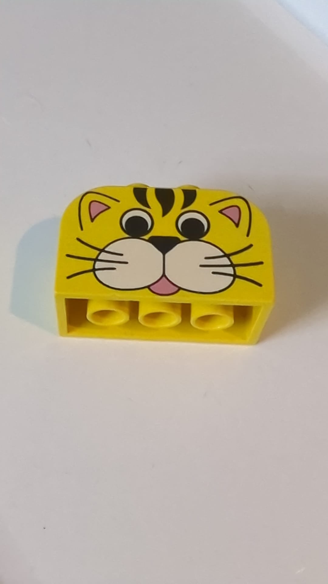 4x2x2 Schräge, gebogene Doppel-Gitterplatte mit 4 Noppen und Tigergesichtsmuster gelb