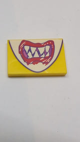 2x3 Fliese mit Zeichnung eines Mundes mit spitzen Zähnen und rot gekritzelten Lippen auf weißem Hintergrund Muster „Super Mario Bowser Jr. Bandana“ gelb