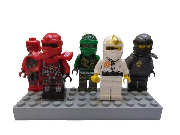 Bunte Tüte mit diesen 5 Minifiguren aus dem Bereich Ninjago njo05