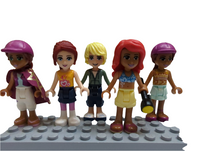 Bunte Tüte mit diesen 5 Minifiguren aus dem Bereich Friends frnd19