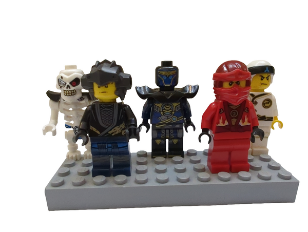 Bunte Tüte mit diesen 5 Minifiguren aus dem Bereich Ninjago njo06