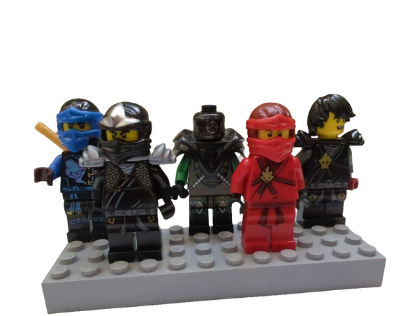 Bunte Tüte mit diesen 5 Minifiguren aus dem Bereich Ninjago njo07