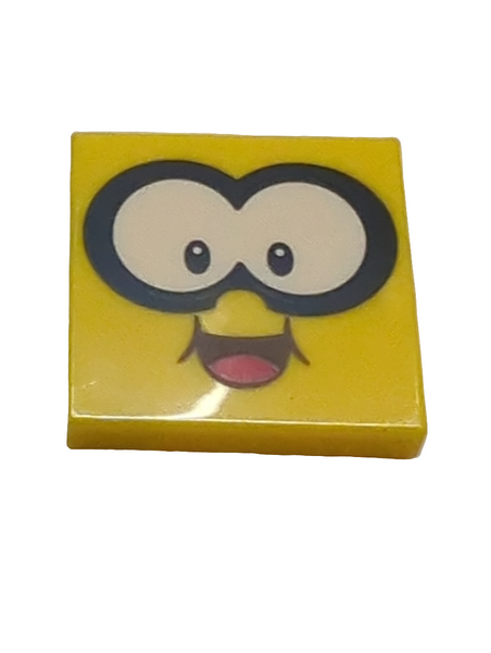 2x2 Fliese bedruckt with Large White Eyes with Black Outline, Dark Brown Open Mouth Smile with Red Tongue Pattern (Super Mario Lakitu Face) gelb yellow