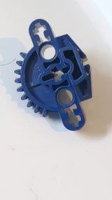 Bionicle Matoran-Torso, Zahnrad mit 9 Zähnen, 3 Achsenlöchern und 2 Stiftlöchern dunkelblau