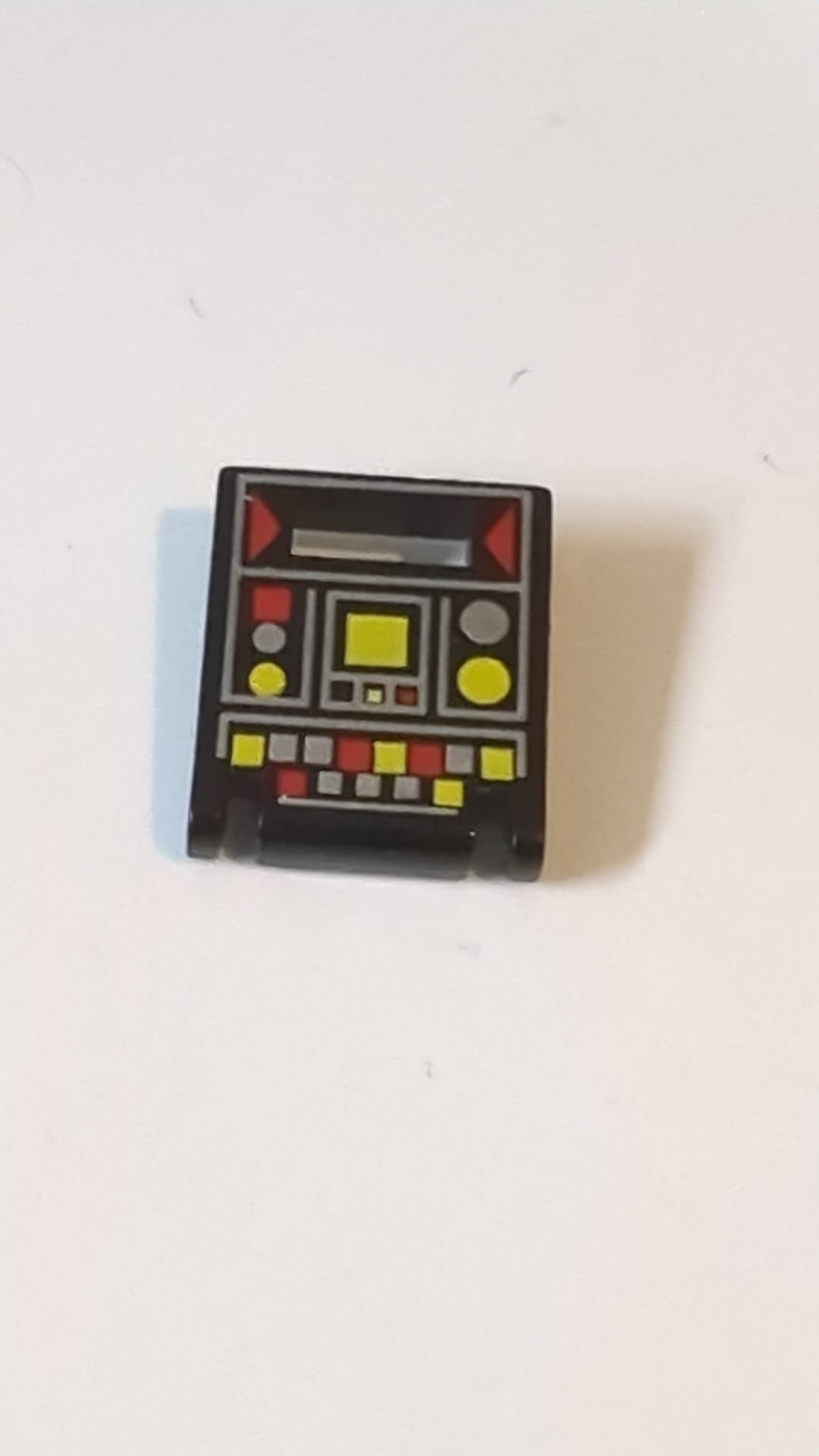 2x2x2 Behälter, Kiste Tür mit Schlitz und rotem und gelbem Bedienfeld schwarz