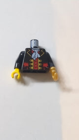 Offene Piratenkapitänsjacke mit Goldbesatz und roten Taschen über rotem Hemd, weißes Ascot-Muster / schwarze Ärmel / perlmuttfarbener goldener Haken links / gelbe Hand rechts schwarz