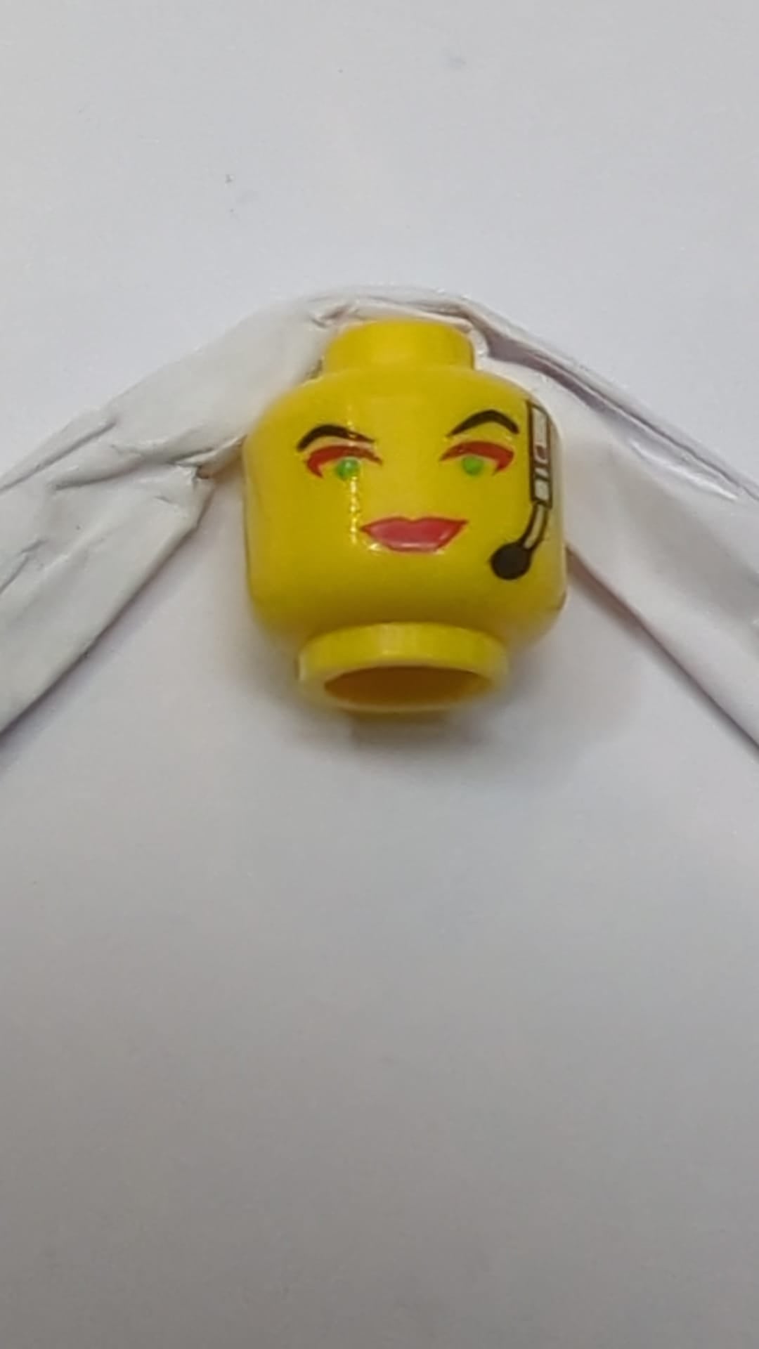Minifigur, weiblicher Kopf mit roten Lippen, grünen Augen, rotem Lidschatten, Headset-Muster „Cam“ gelb
