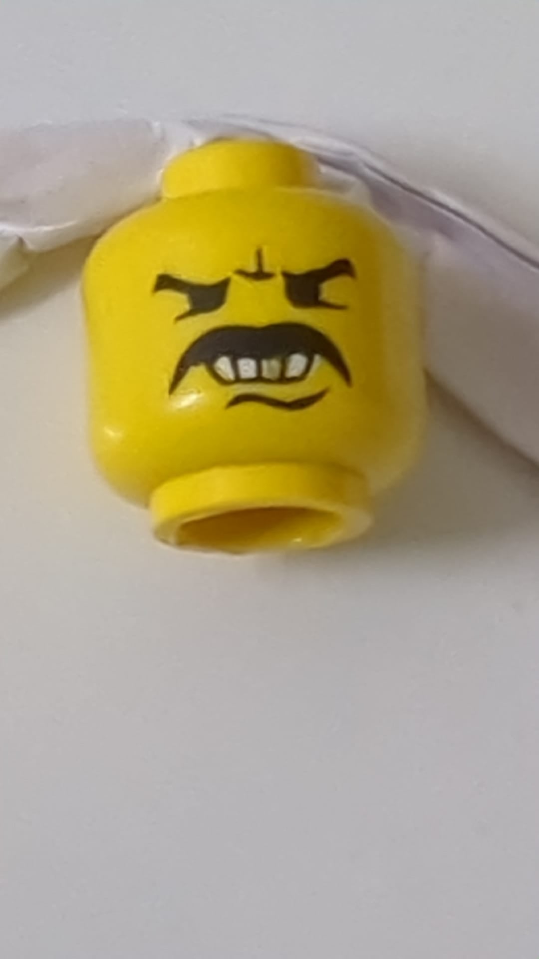 Minifigur, Kopf mit wütendem Schnurrbart, weiße Zähne und goldenes Zahnmuster gelb