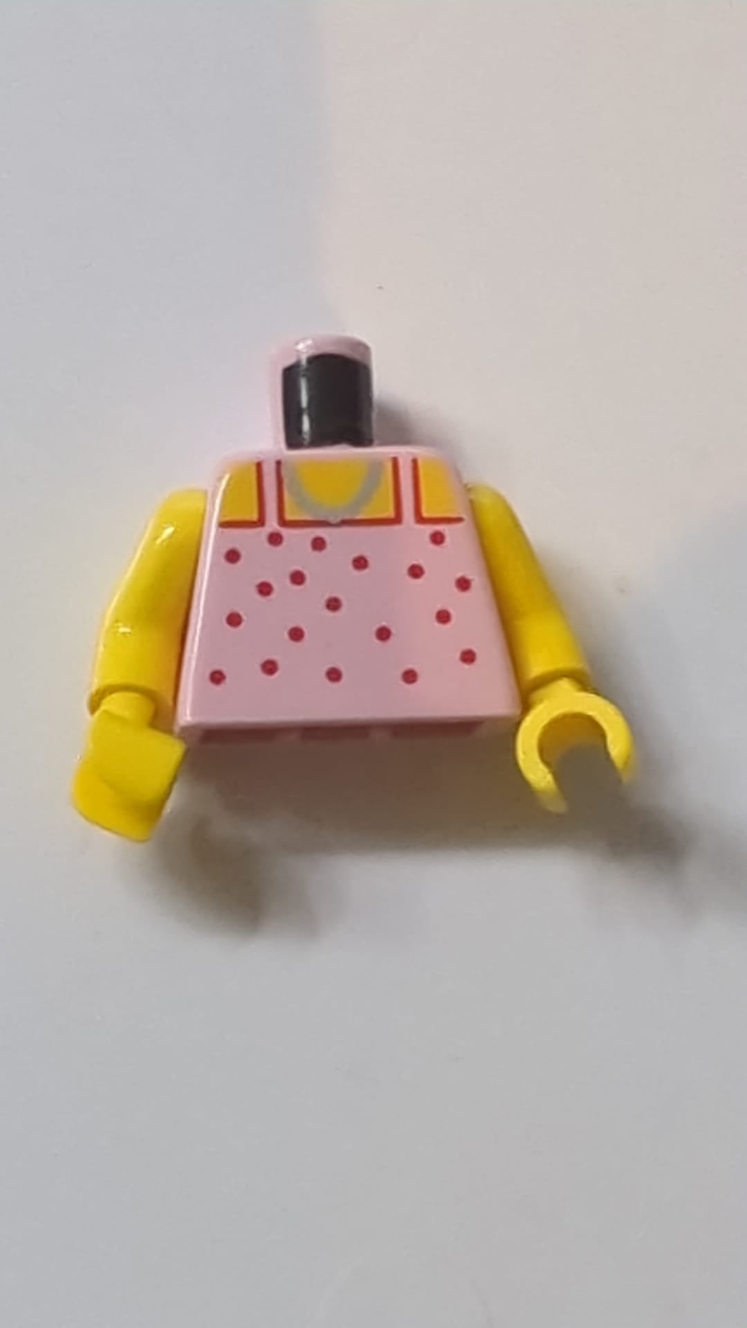 Torso Paradisa Dunkelrosa gepunktetes Oberteil mit silbernem Halskettenmuster / Gelbe Arme / Gelbe Hände hellrosa