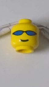 Minifigur, Kopfbrille mit blauer Sonnenbrille und Standard-Lächelmuster gelb
