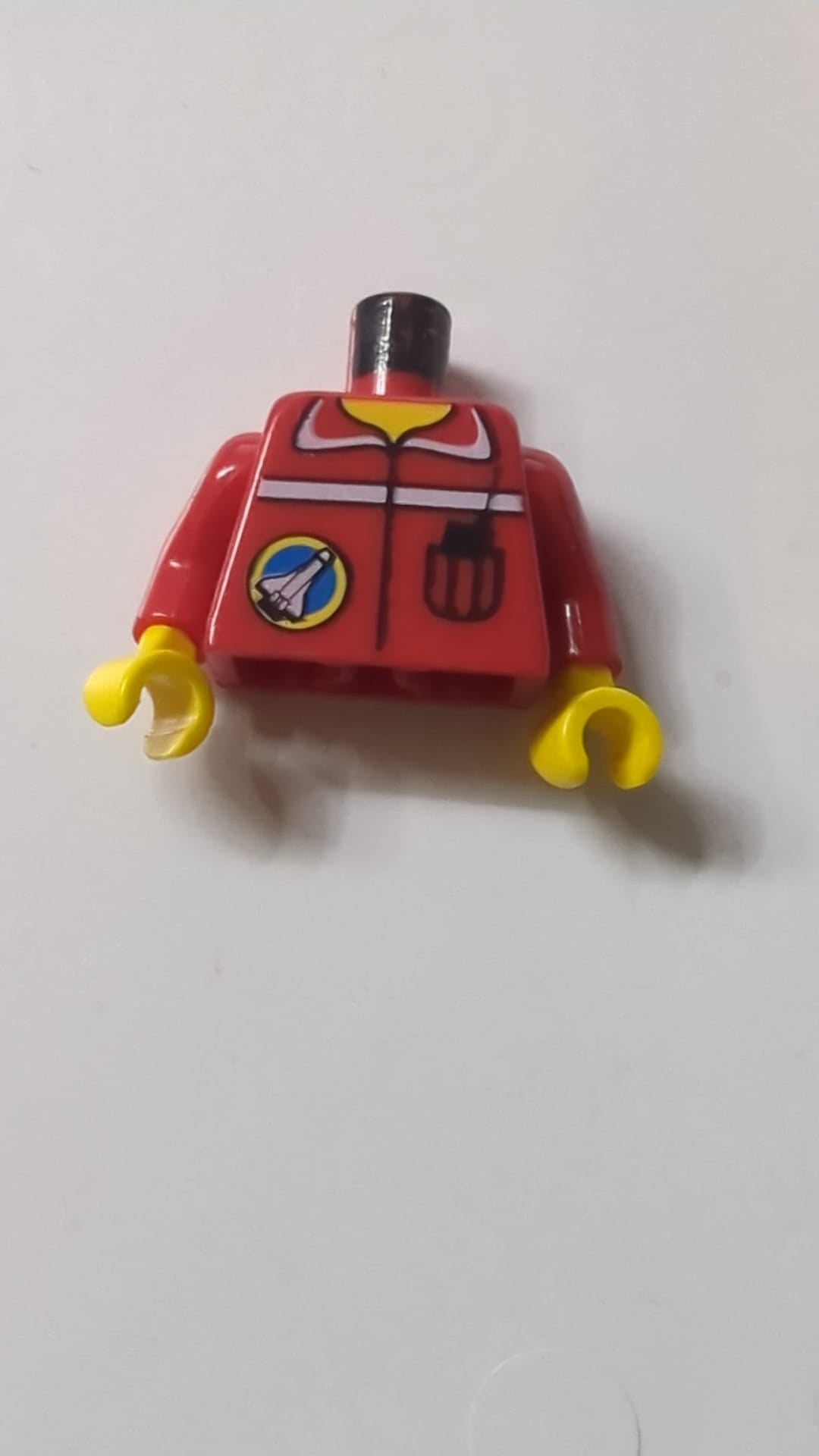 Torso-Raumhafen-Logo und Funkgerät im Taschenmuster / Rote Arme / Gelbe Hände rot