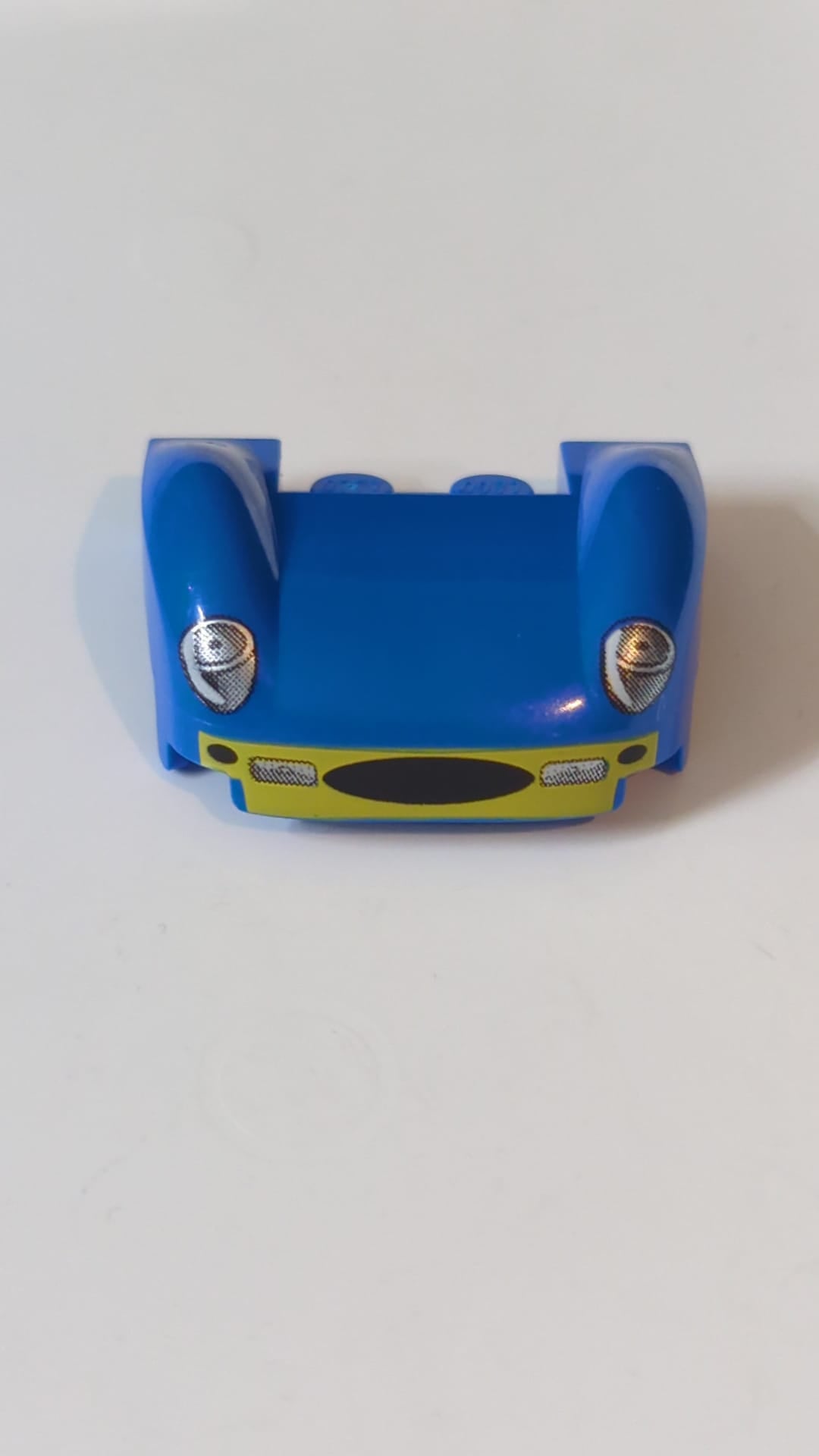 3x4x1 2/3 Fahrzeug, Kotflügel  Gebogene Kotflügel mit Scheinwerfern, Kühlergrill und gelbem Stoßstangenmuster blau