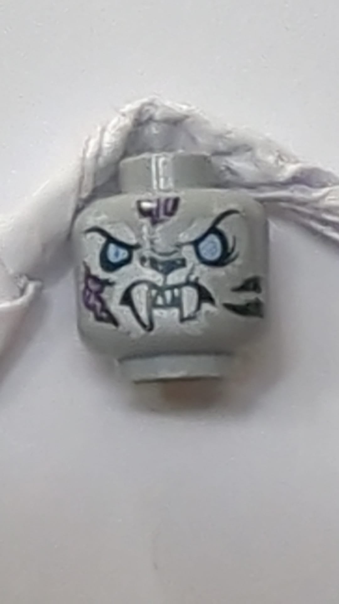 Minifigur, Kopf doppelseitiger Alien-Chima-Tiger mit Reißzähnen, weißem Gesichtsfell und hellblauen Augen, Lächeln-/Wutmuster „Sykor“ neuhellgrau