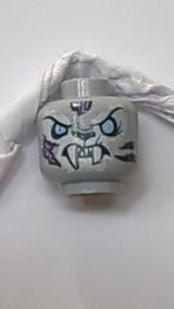 Minifigur, Kopf doppelseitiger Alien-Chima-Tiger mit Reißzähnen, weißem Gesichtsfell und hellblauen Augen, Lächeln-/Wutmuster „Sykor“ neuhellgrau