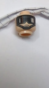 Minifigur, Kopf mit doppelseitigen schwarzen Augenbrauen, mittelgroßen nougatfarbenen Grübchen und Kinngrübchen, dunkelblaugrauem Kinnriemen, neutralem und Schutzbrillenmuster mit weißen Reflexionen / wütendem Muster hellnougat (fleischfarben)