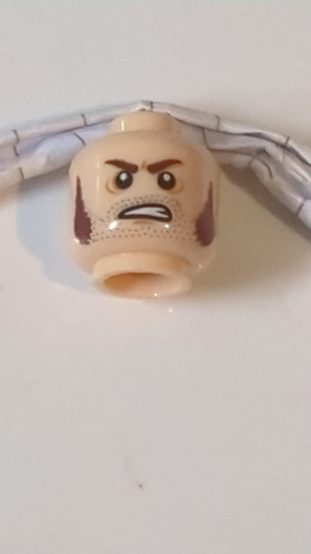 Minifigur, Kopf: Braune Koteletten, Stoppelbart und wütender Gesichtsausdruck: „Barret“ hellnougat (fleischfarben)
