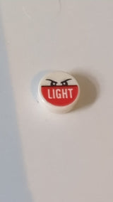 1x1 Fliese rund mit schwarzen, wütend wirkenden Augenbrauen und Augen, Schriftzug „LIGHT“ auf rotem Hintergrundmuster weiß