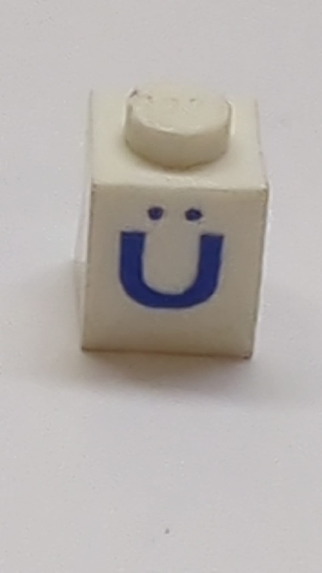 1x1 Stein mit blauem Großbuchstaben U mit Trema Ü Muster Serifenschrift weiß