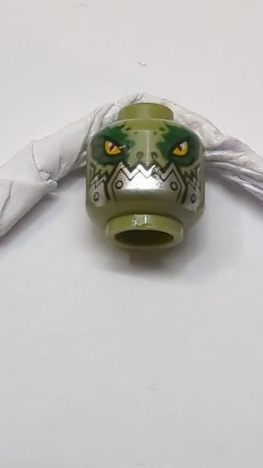 Minifigur, Kopf: Alien Chima Krokodil mit dunkelgrün umrandeten Augen und metallisch-silbernen Platten mit Nieten am Unterkiefer olivgrün
