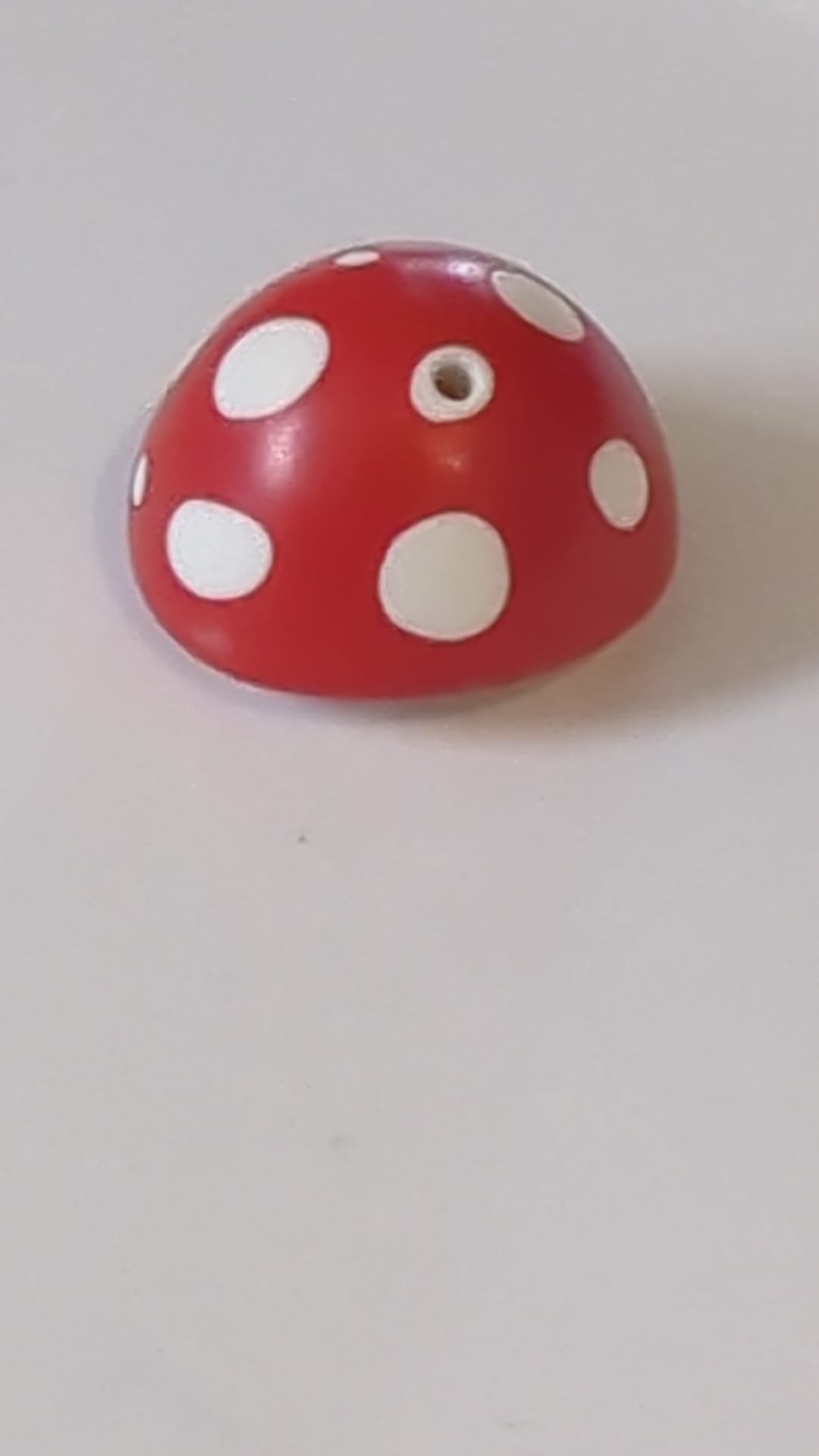 NEU Minifigur, Kopfbedeckung Pilzhut mit Loch an der Oberseite sowie geformten weißen Punkten und Lamellenmuster rot