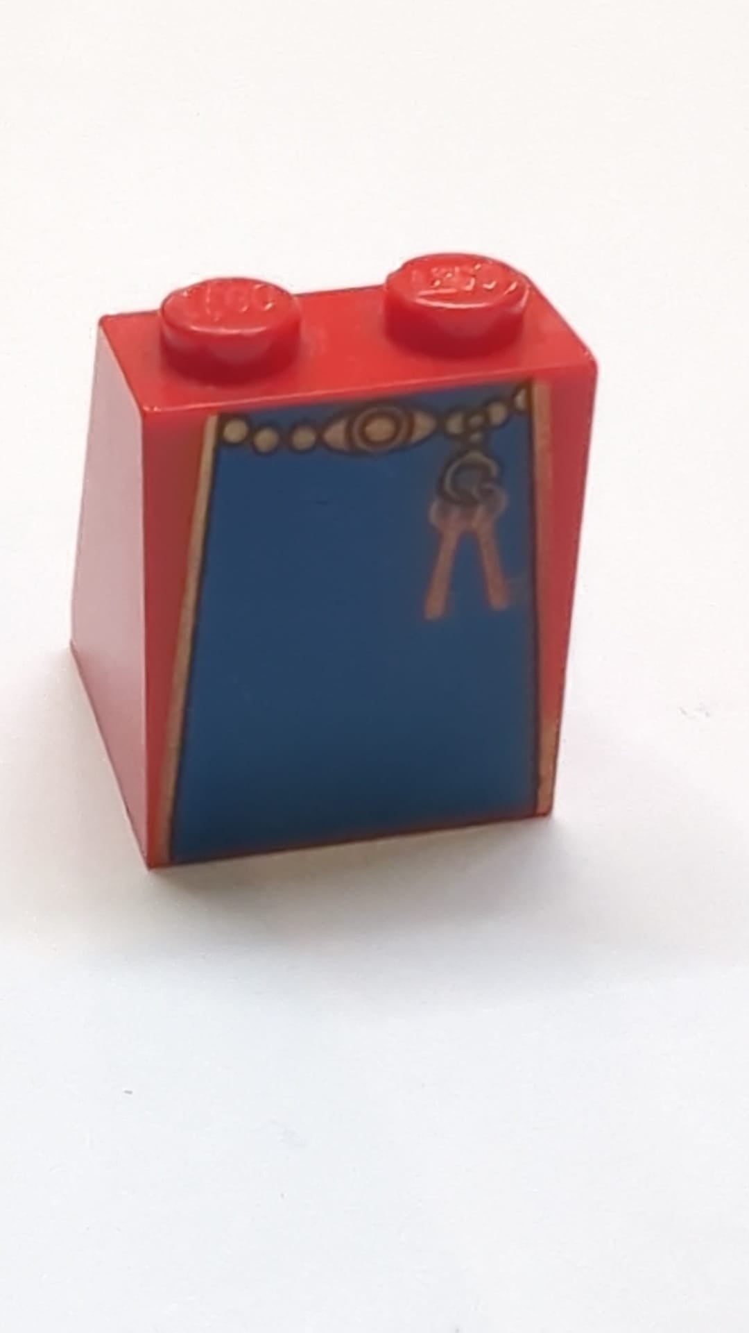 2x2x2 Schräge 65 ohne Bodenrohr mit Minifigurenkleid / Rock / Robe, blauem Paneel und Schlüsselmuster
