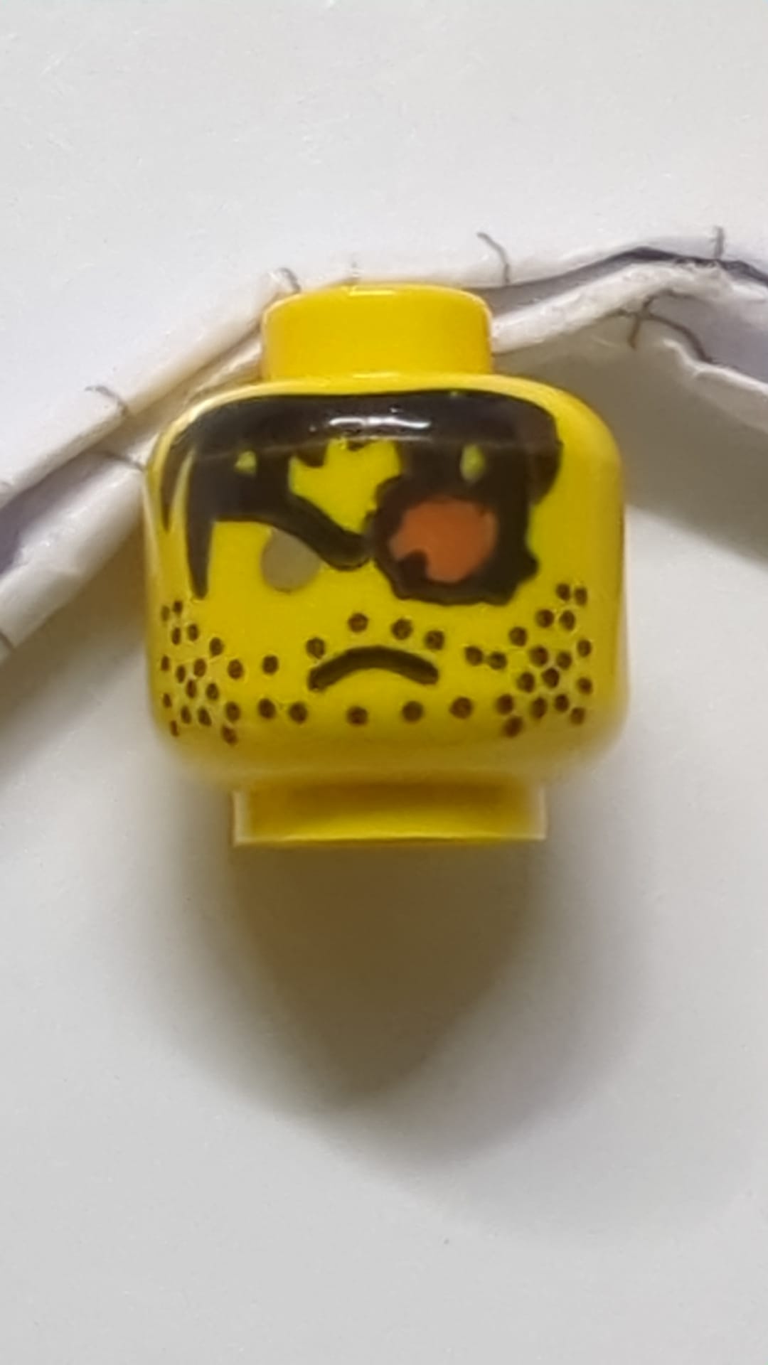 Minifigur, männlicher Kopf, Augenklappe, Stirnrunzeln, Stoppeln und graues Augenmuster gelb