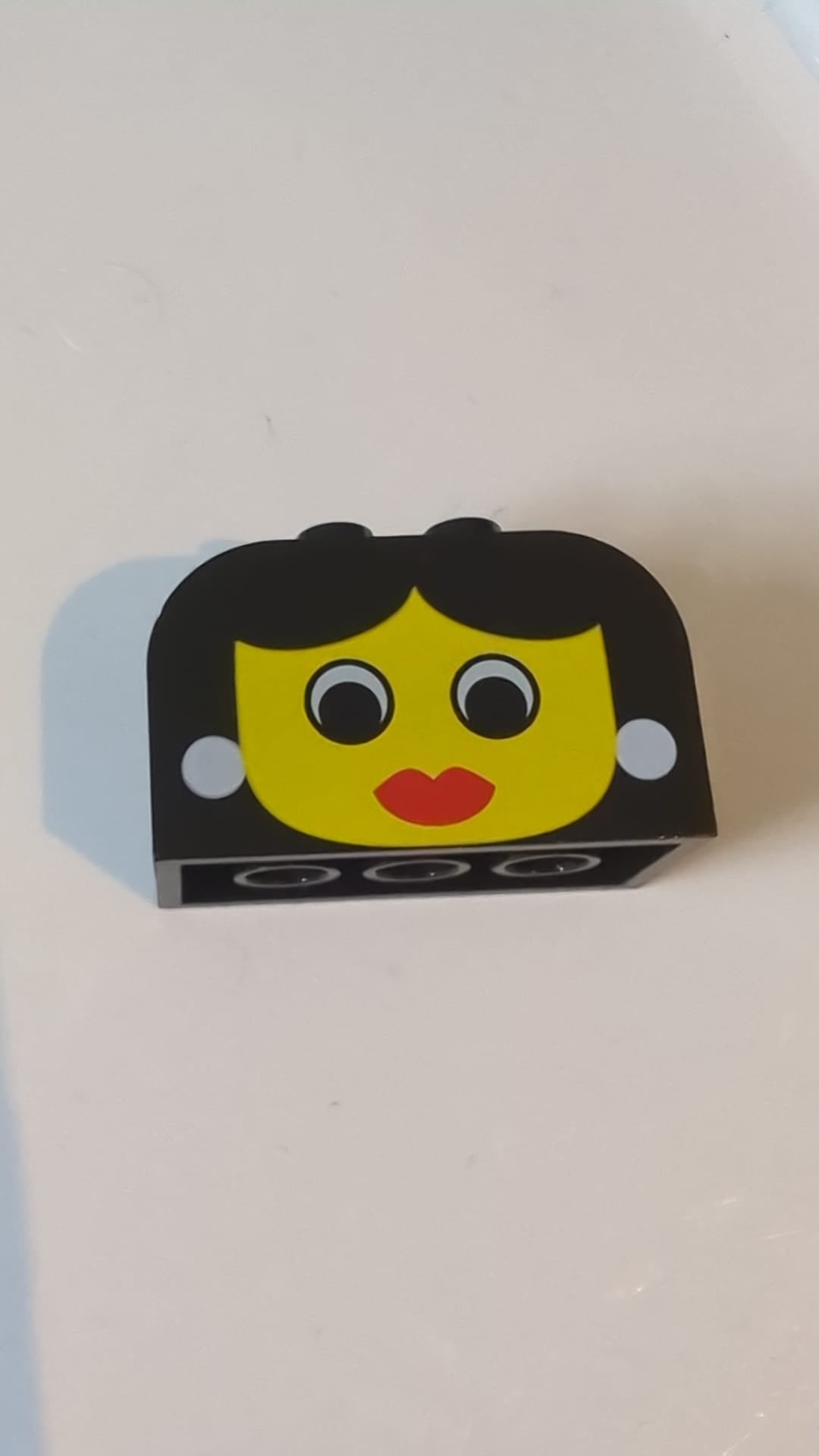 4x2x2 Schräge, gebogene Doppelohrringe mit 4 Nieten, gelbem Gesicht mit Augen und roten Lippen, weißes Ohrringmuster schwarz