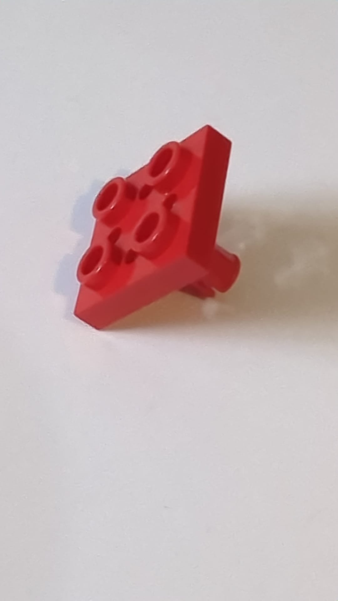 2x2 Platte modifiziert mit Stift an der Unterseite, kleinen Löchern in der Platte und Verriegelungsnasen an der Unterseite rot