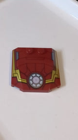4x4x2/3 Keil Dreifach gebogen mit Iron Man Rüstung und rundem Arc-Reaktor-Muster dunkelrot