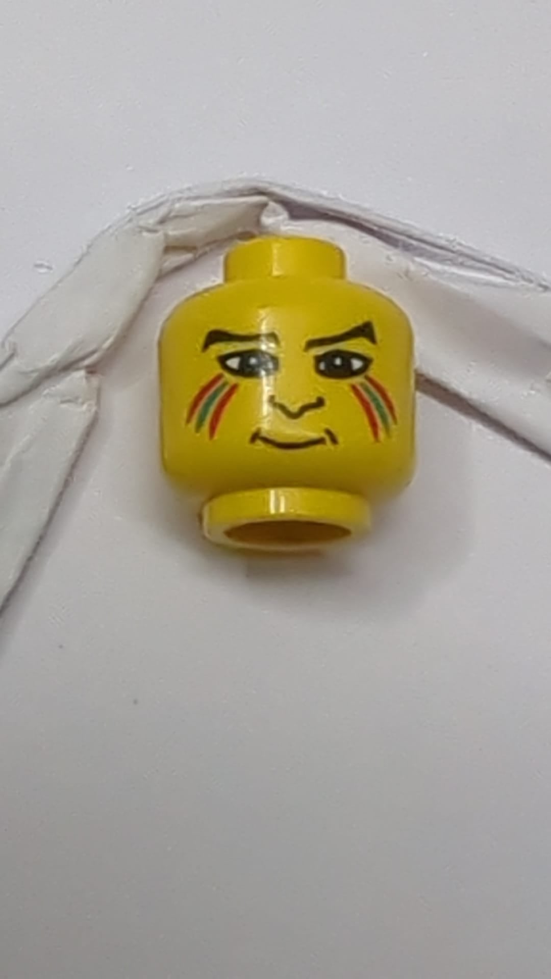 Minifigur, Kopf: Schwarze, schräge Augenbrauen und Nasenprofil, dunkeltürkisfarbene und rote Gesichtsbemalung, Grinsen gelb