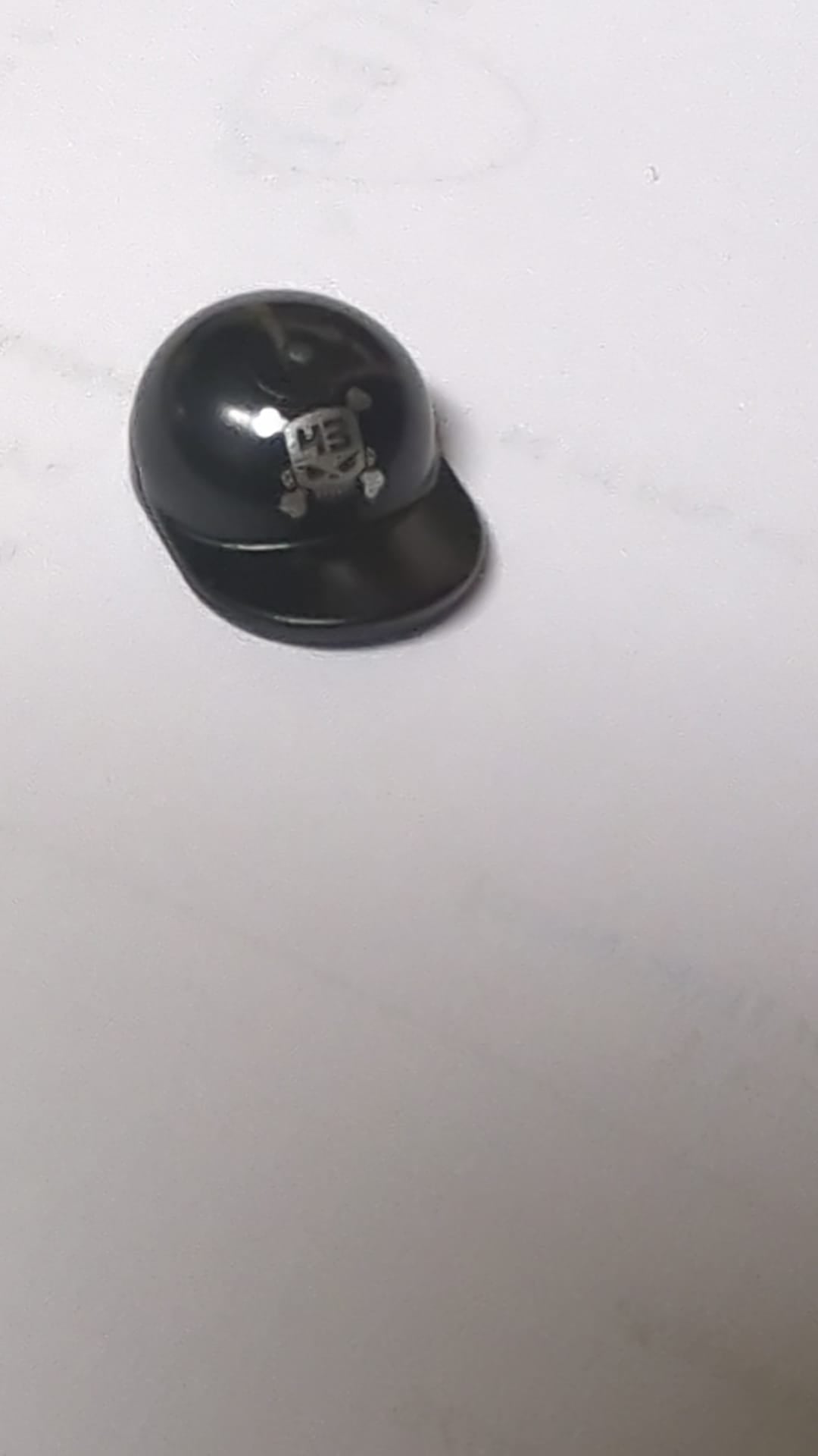 NEU Minifigur, Kopfbedeckung: Kappe – kurzer, gebogener Schirm mit „43“ auf einem silbernen Totenkopf-mit-gekreuzten-Knochen-Motiv schwarz