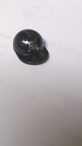 NEU Minifigur, Kopfbedeckung: Kappe – kurzer, gebogener Schirm mit „43“ auf einem silbernen Totenkopf-mit-gekreuzten-Knochen-Motiv schwarz