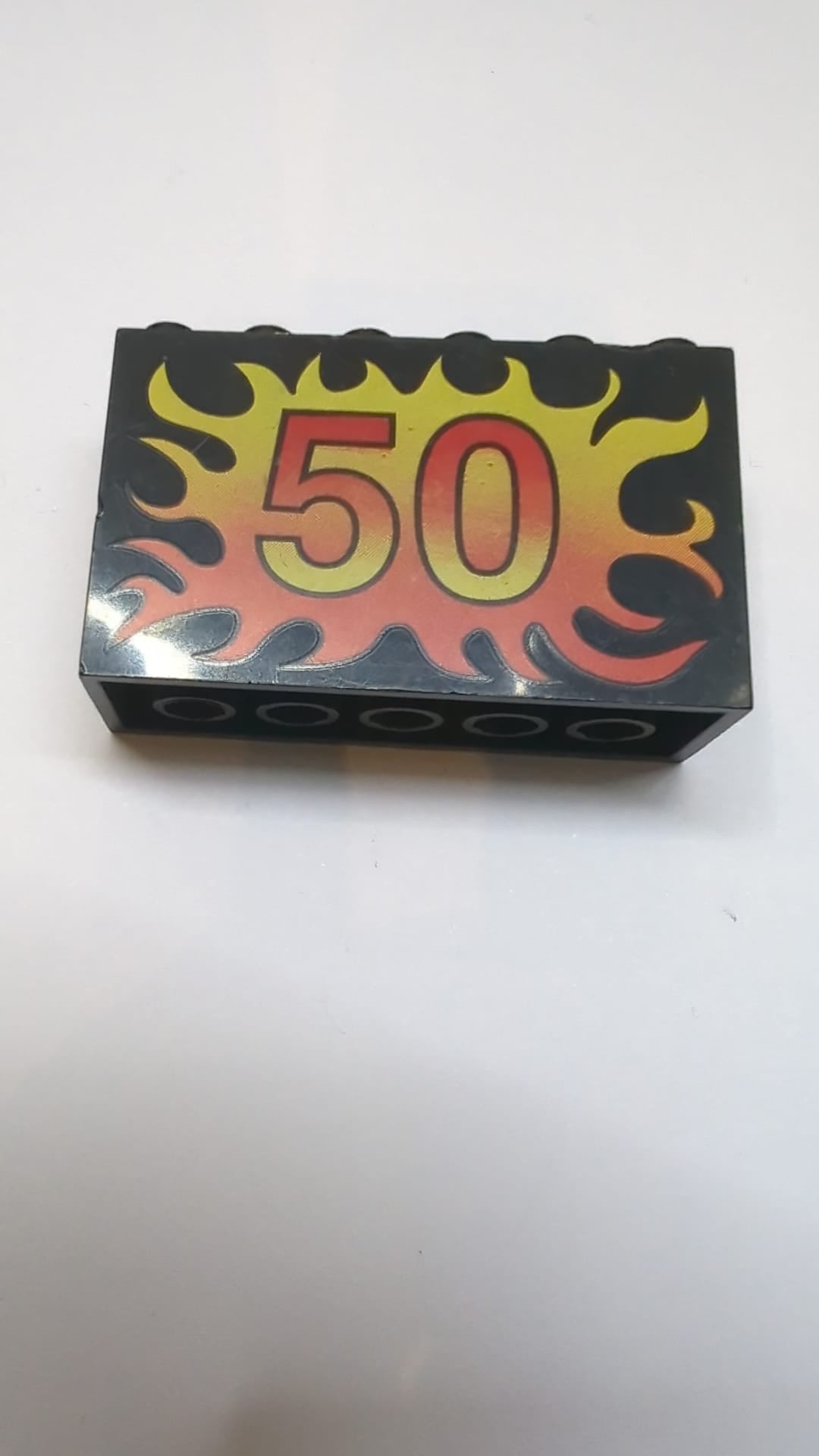 2x6x3 Stein mit der Zahl „50“ auf gelb-rotem Flammenmuster schwarz