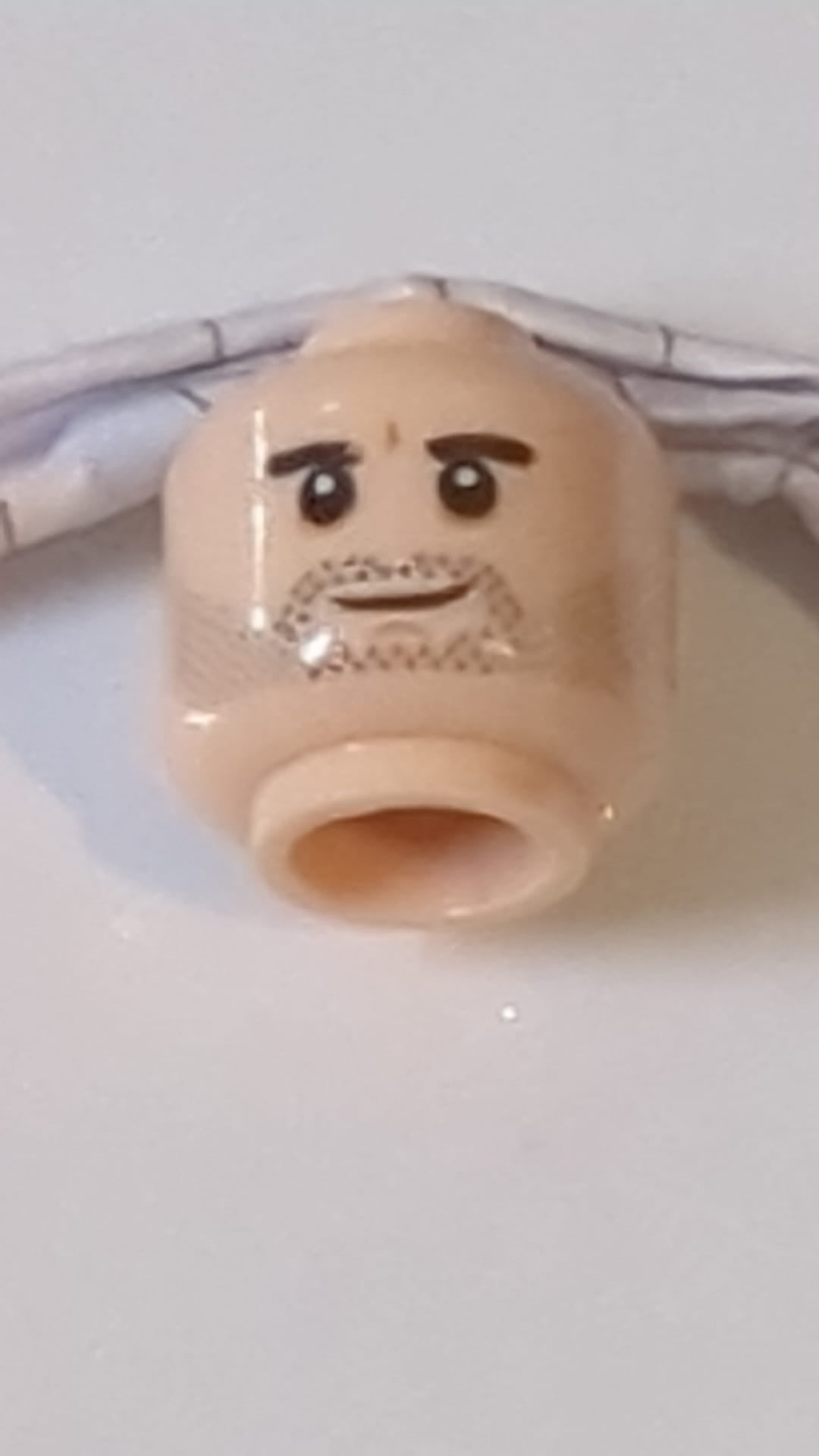 Minifigur, Kopf, doppelseitig, schwarze Augenbrauen, schwarze Stoppeln, weiße Pupillen, lächelnd / offener Mund, finsterer Blick, Muster „SW Poe Dameron“ hellnougat (fleischfarben)