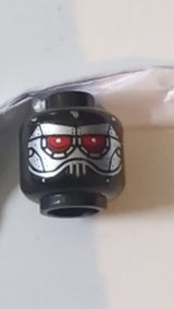 Minifigur, Kopf eines Aliens mit Roboter und roten Augen, silbernes Gesichtspanelmuster schwarz