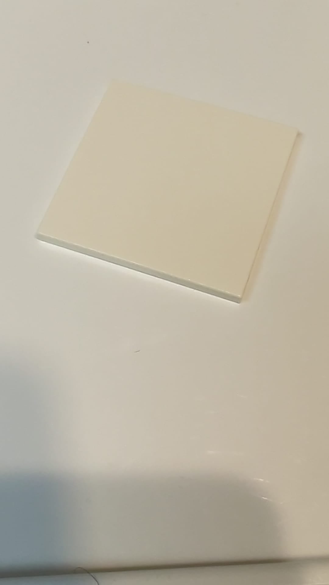 6x6 Fliese mit Röhren auf kompletter Unterseite weiß