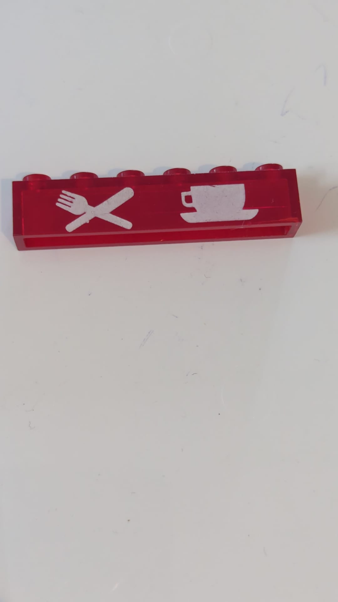1x6 Stein ohne Bodenrohre mit weißem gekreuztem Messer- und Gabel-, Tassen- und Untertassenmuster transparent rot