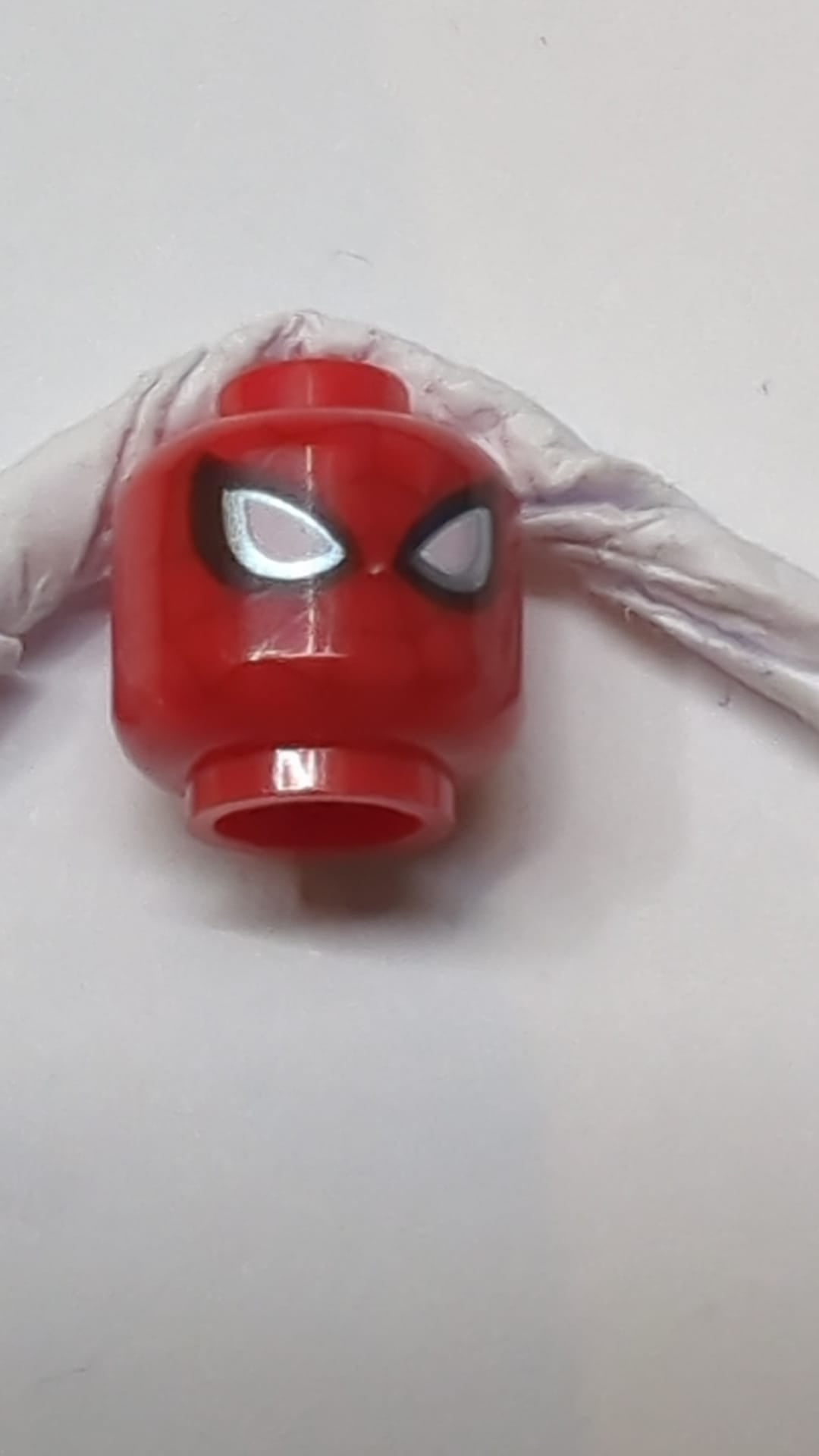 Minifigur, Alienkopf mit Spider-Man-ähnlichem dunkelrotem Spinnennetz, großen weißen Augen mit metallisch hellblauen Rändern und schwarzem Randmuster  rot