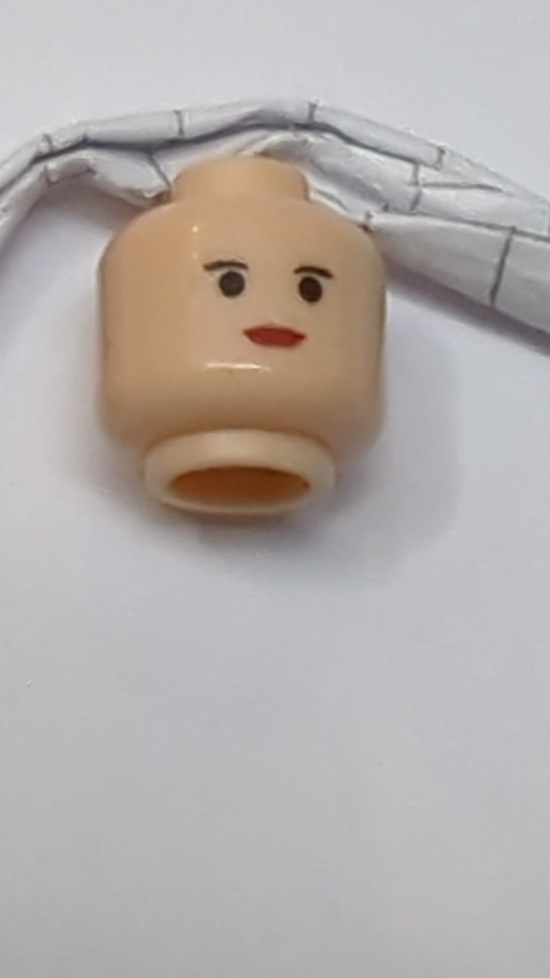 Minifigur, weiblicher Kopf, schwarze, dünne Augenbrauen, Wimpern, kleine Augen, rote Lippenmuster hellnougat (fleischfarben)