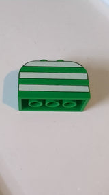 4x2x2 Schräge, gebogene Doppel-Querträger mit 4 Bolzen und weißem Streifenmuster grün