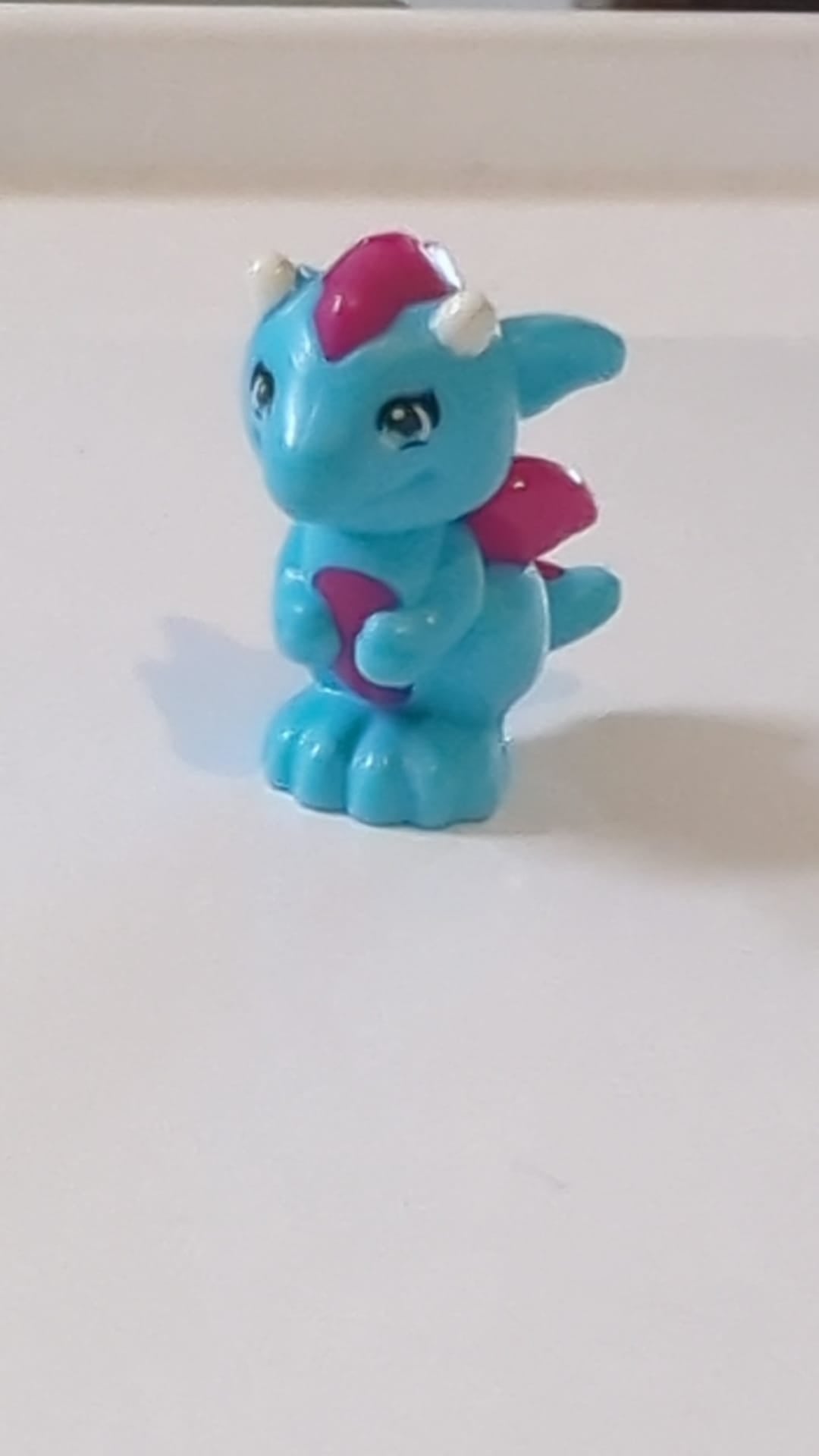 Drache, Elfen, Baby mit geformtem magentafarbenem Bauch, Stacheln und Flügeln und aufgedrucktem weißen Hörnermuster "Miku"  azurblau