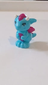 Drache, Elfen, Baby mit geformtem magentafarbenem Bauch, Stacheln und Flügeln und aufgedrucktem weißen Hörnermuster "Miku"  azurblau