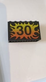 2x6x3 Stein mit der Zahl '30' auf gelb-rotem Flammenmuster schwarz