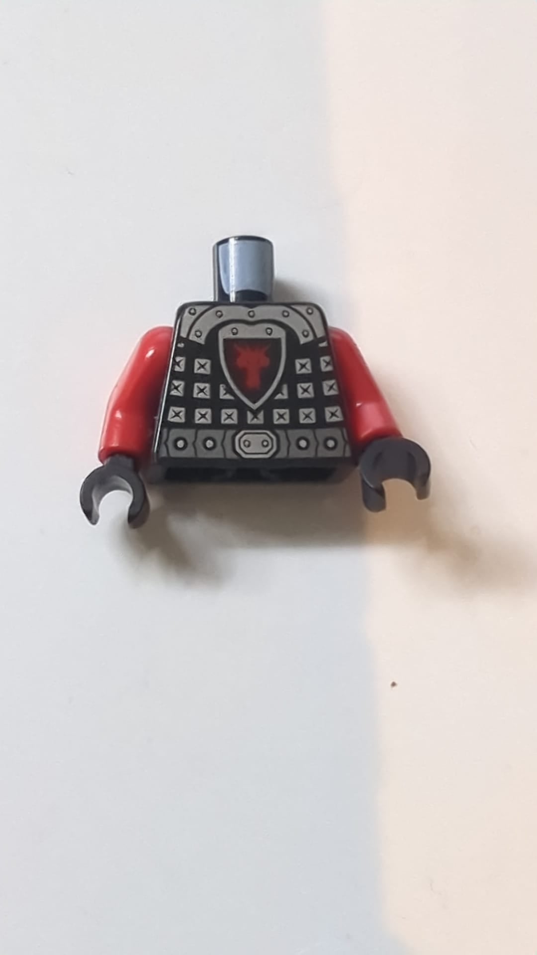 Torso-Burg-Drachenritter-Schuppenpanzer mit Drachenschild und Schulterpanzerung, Vorder- und Rückseitenmuster / Rote Arme / Schwarze Hände schwarz