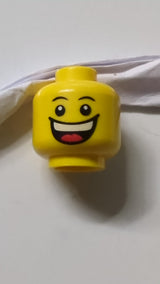 Minifigur, männlicher Kopf, schwarze, dünne Augenbrauen, weiße Pupillen, breites Lächeln mit Zähnen und Zungenmuster gelb