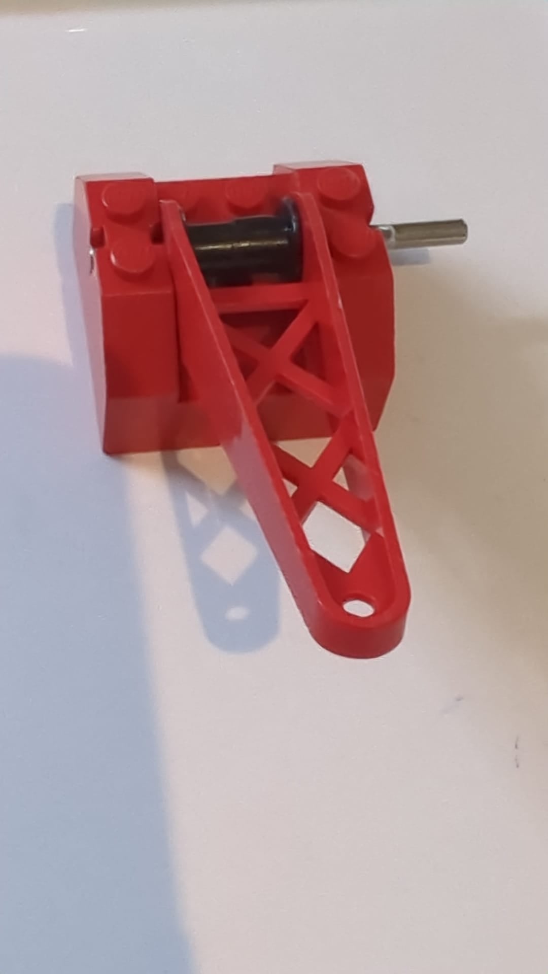 4x4x2 Seilwinde mit abgeschrägter Oberseite, Metallgriff, roter Trommel und Kranarm rot